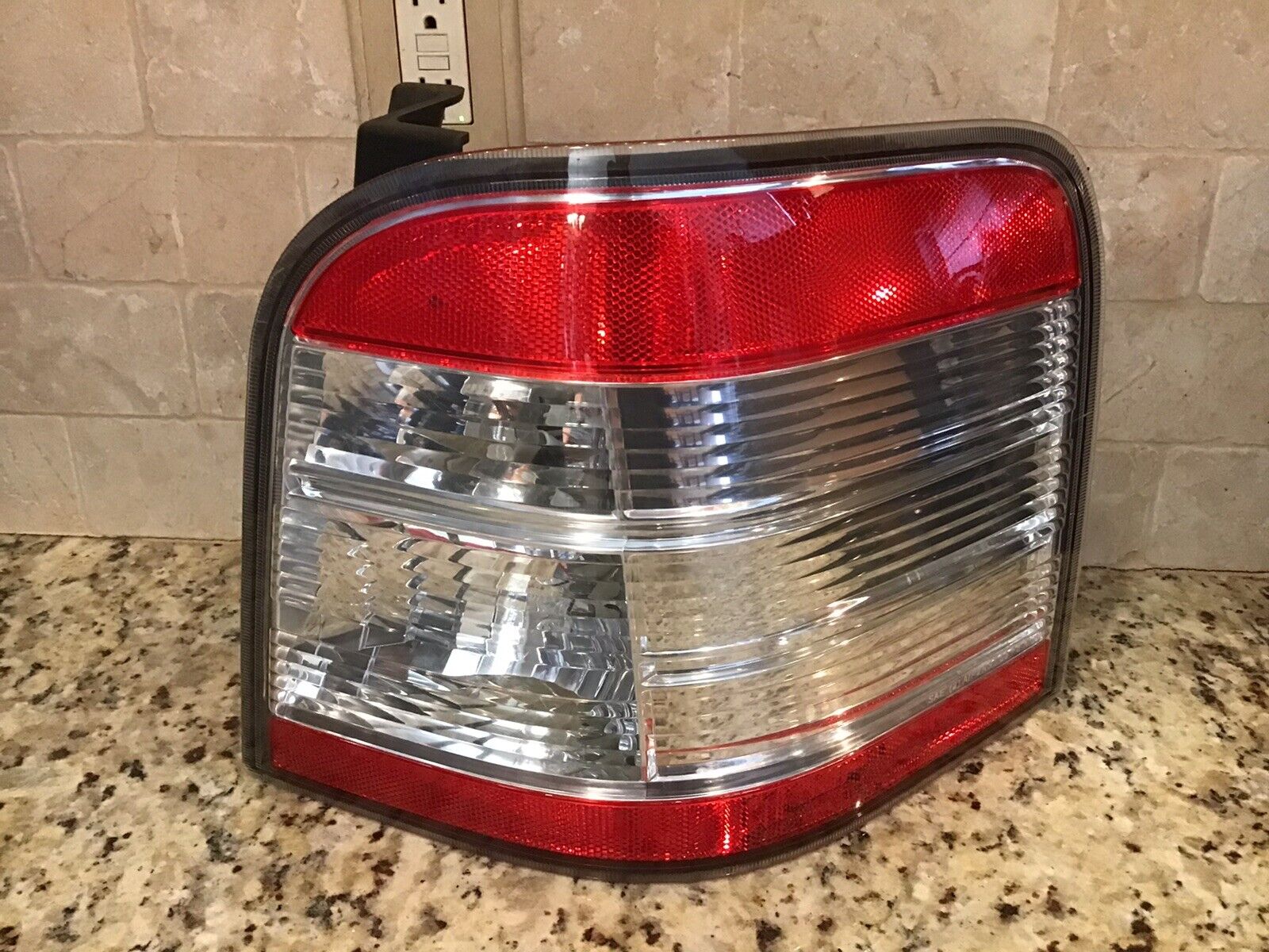 2008 2009 Ford Taurus X Tail Light Right (passenger Side) WITH BULBS