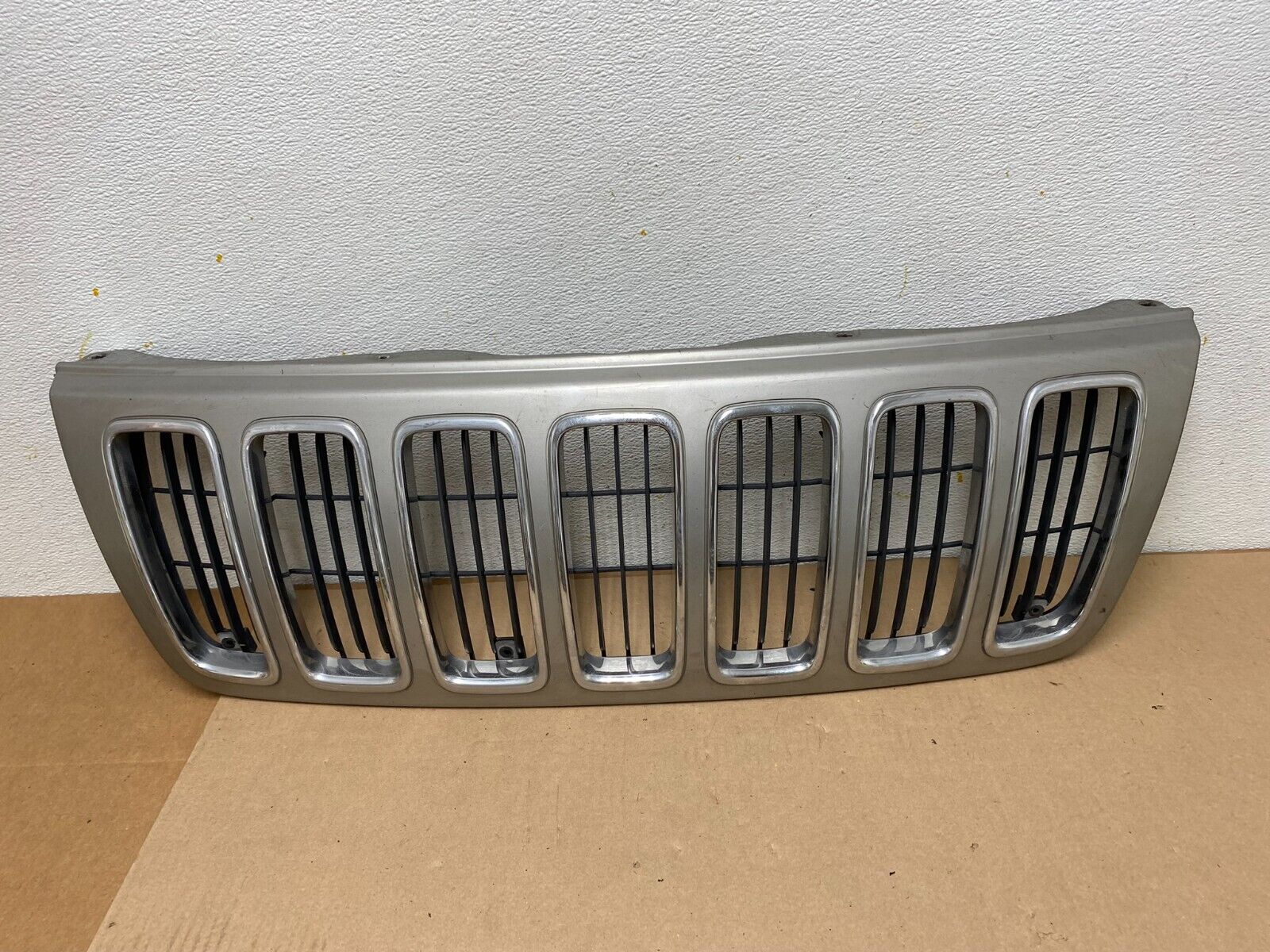 1999 to 2003 Jeep Grand Cherokee Front Upper Grill Grille 4037P Oem DG1